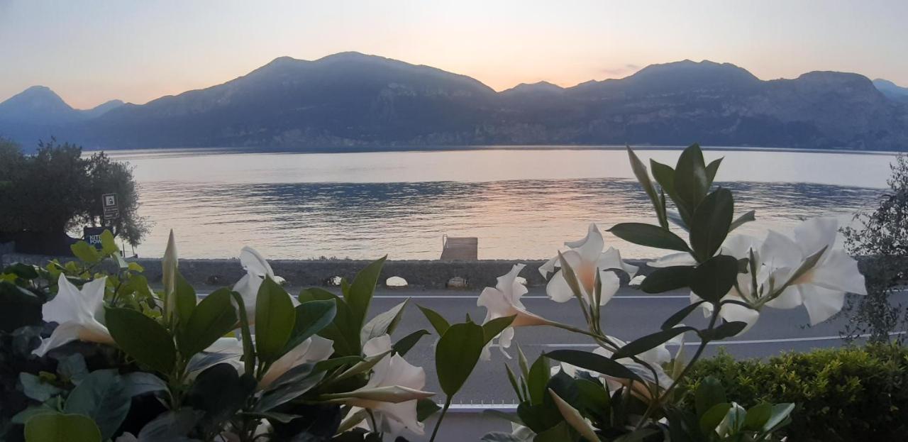 Villa Sul Lago Con Pontile Privato A Brenzone Sul Garda - Unique And Exclusive ภายนอก รูปภาพ