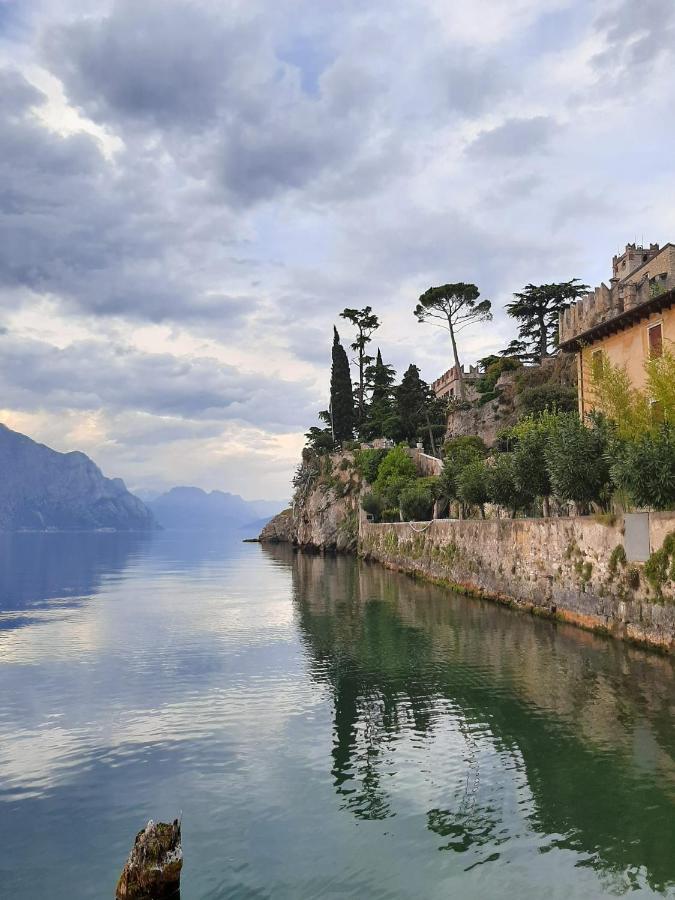 Villa Sul Lago Con Pontile Privato A Brenzone Sul Garda - Unique And Exclusive ภายนอก รูปภาพ