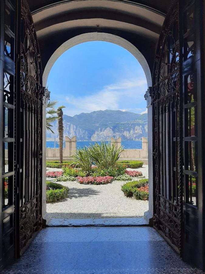 Villa Sul Lago Con Pontile Privato A Brenzone Sul Garda - Unique And Exclusive ภายนอก รูปภาพ