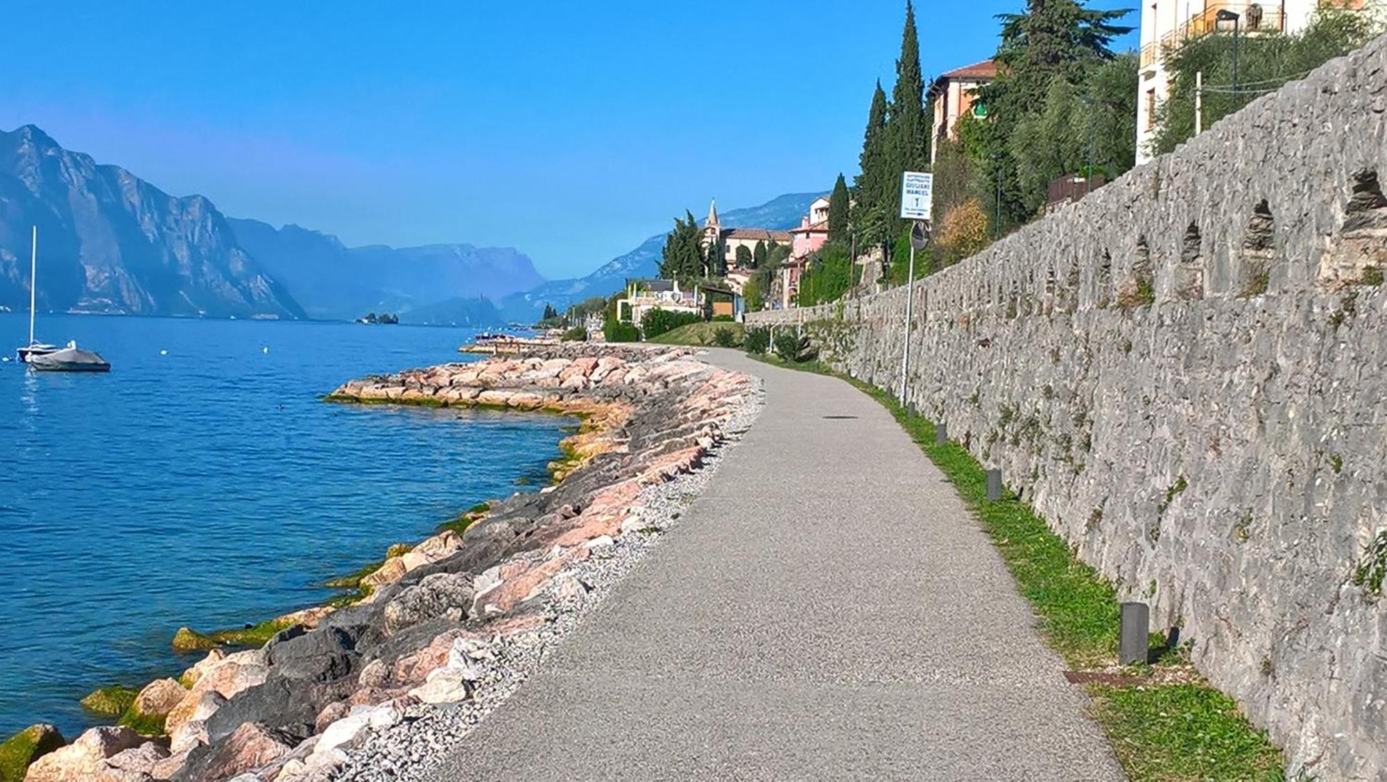 Villa Sul Lago Con Pontile Privato A Brenzone Sul Garda - Unique And Exclusive ภายนอก รูปภาพ