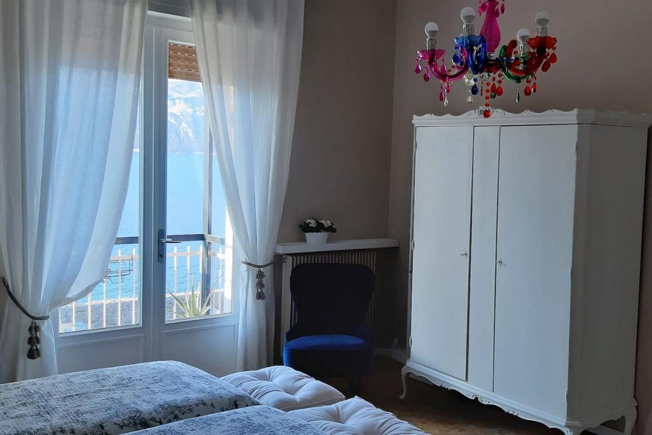 Villa Sul Lago Con Pontile Privato A Brenzone Sul Garda - Unique And Exclusive ภายนอก รูปภาพ